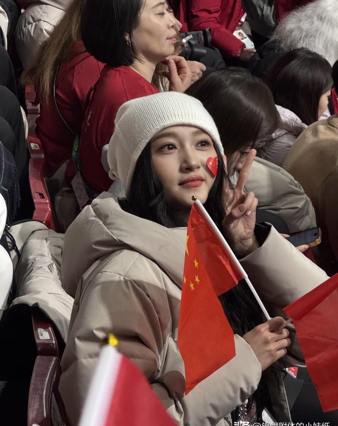 我收回以前说关晓彤“壮”的话！
亲眼见过的人都说她比精修照好看100倍，镜头是不