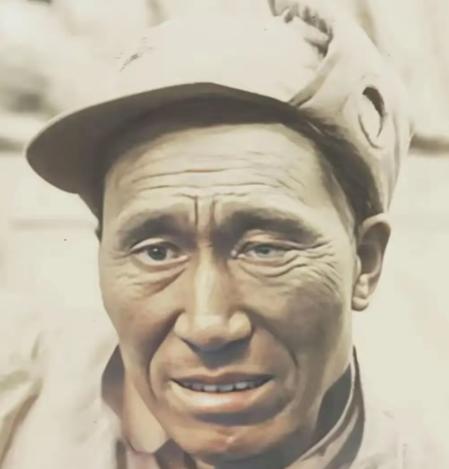 1948年12月，傅作义嫡系35军少将副师长常效伟被俘，这是当时被俘虏时的照片，