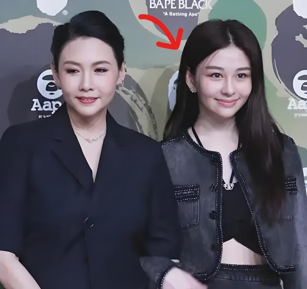 原因很简单，
不是她不够高，也不是她皮肤不够白，而是因为她只信第一眼心动，没感觉