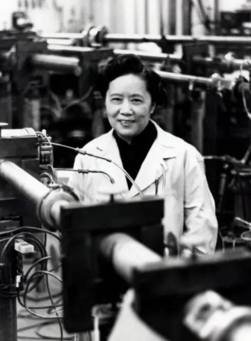 她帮美国造出原子弹，37年后回国，见到周总理第一句话是：“我找不到父母的坟了。”