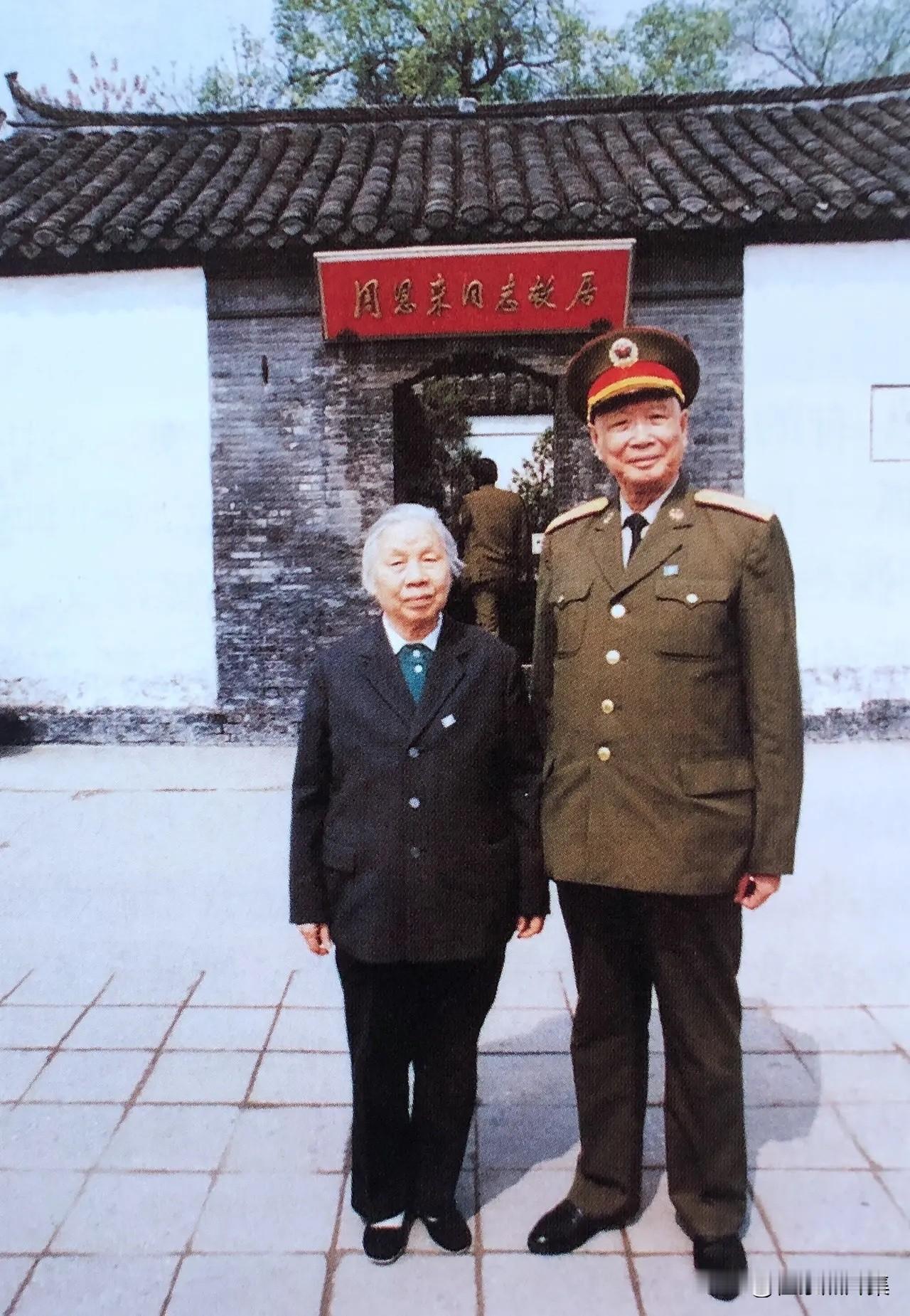 【开国功臣图片故事262】
1994年4月23日，张震将军在江苏苏北地区进行工作