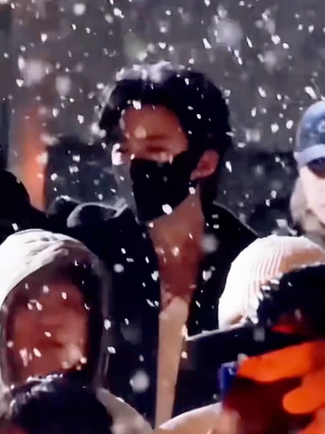 刘宇宁春晚彩排路透呼声好大 今天春晚彩排这个雪纷飞啊！刘宇宁穿着大衣在漫天大雪中