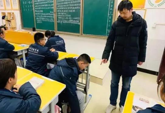 老师总找妈妈谈话
一个男孩子上初中一年级，总是调皮捣蛋，自己不好好学习，还影响别