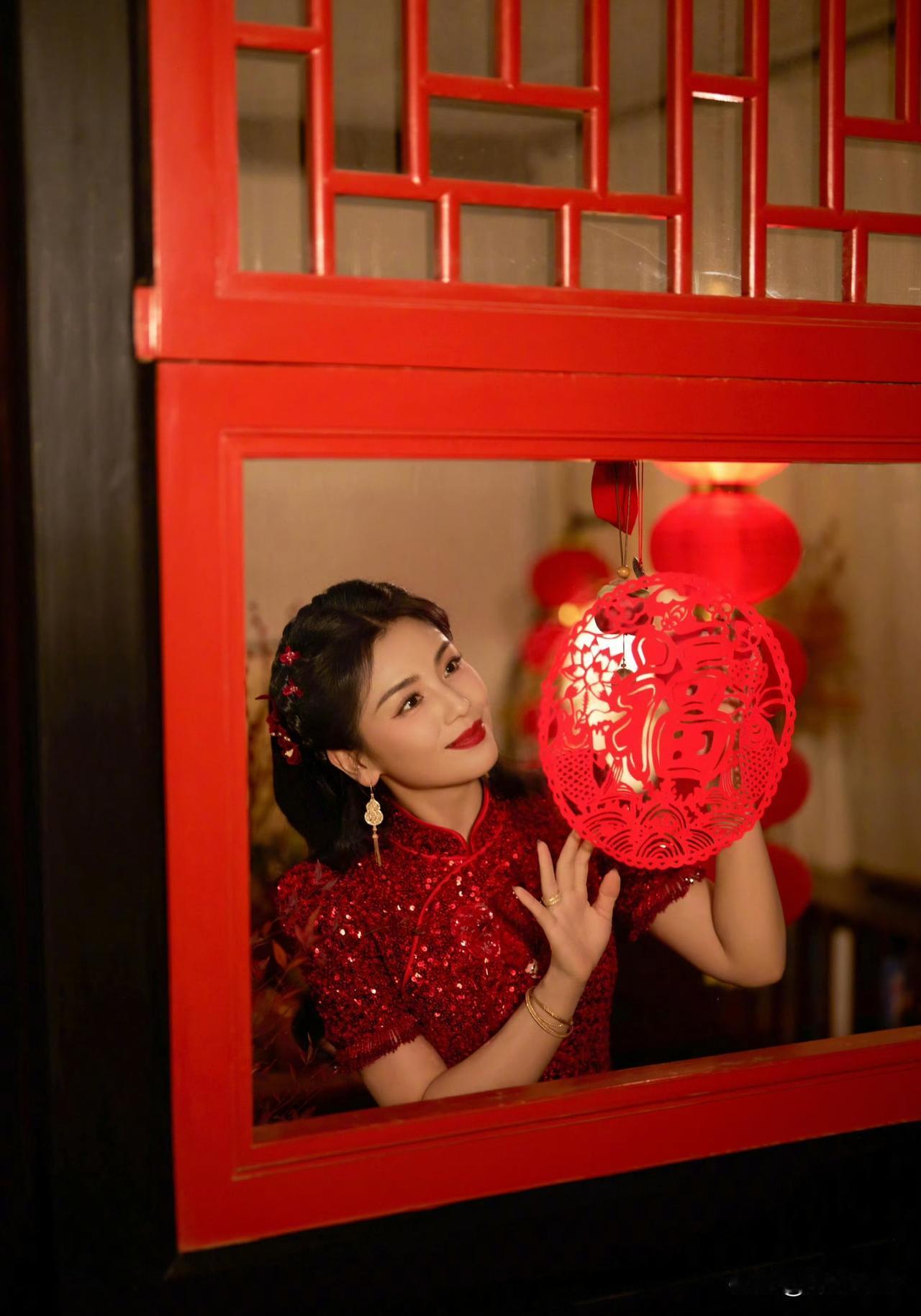 刘涛的新年红穿搭简直太惊艳了。美的如此耀眼！