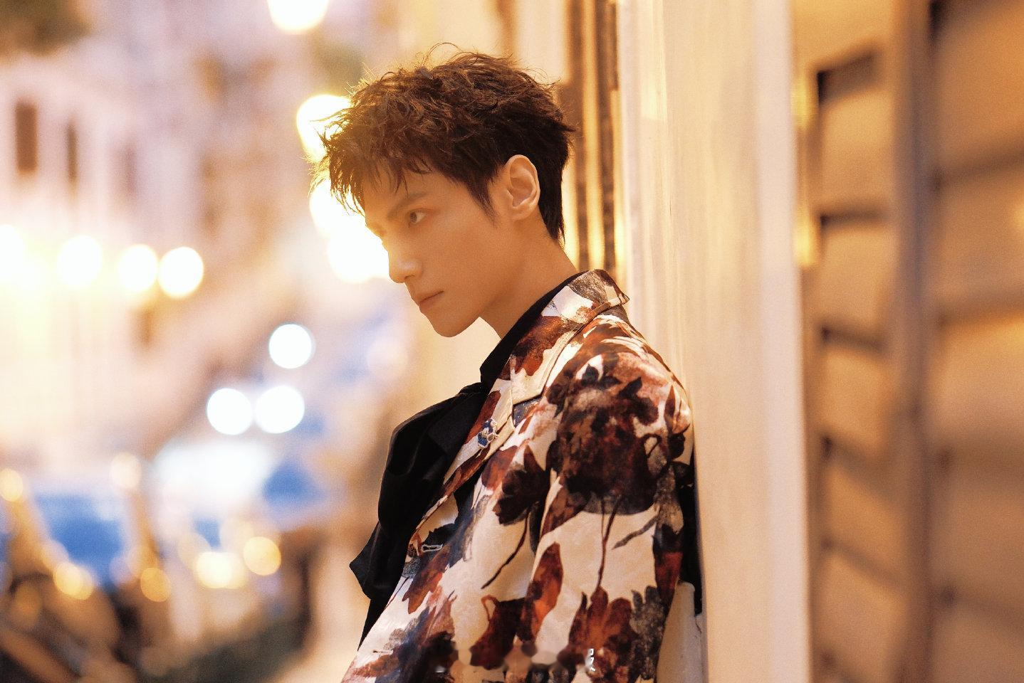  罗云熙油画风印花西装罗云熙这是谁家贵公子 罗云熙杀疯了！油画风印花西装穿出贵族