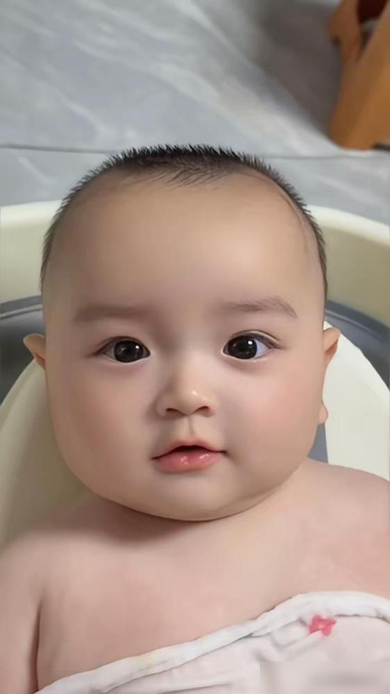 必成大器的面相。

年轻时我也迷信这些，见人就爱先看天庭、看眉眼，总觉得面相好的