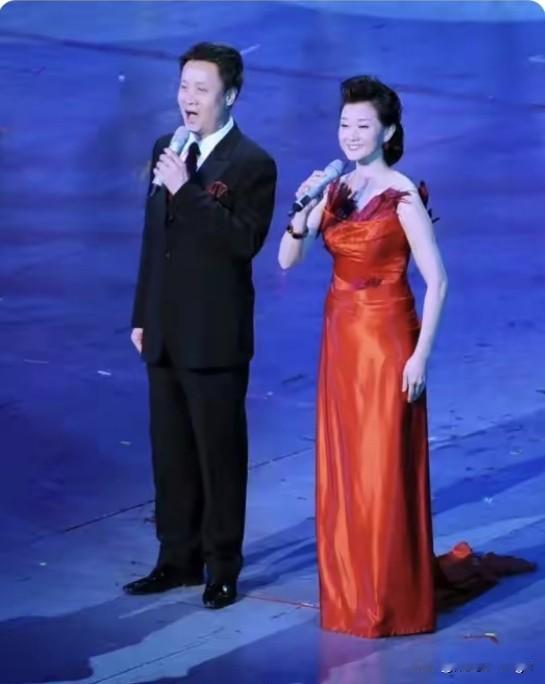阎维文和宋祖英事业最红火的阶段是90年代至2000年代，两人唱功扎实出众，登台演