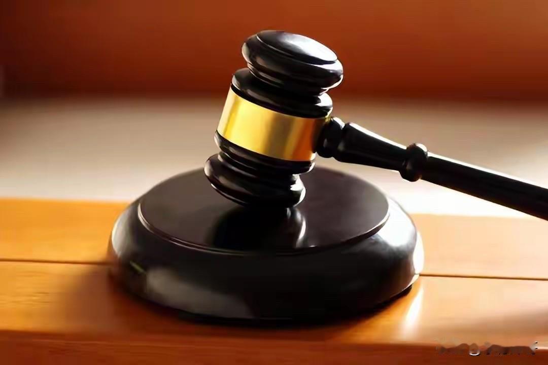 河南郑州，女子路边捡到一部手机，因为设有密码无法打开，她没选择报警，而是随手扔进