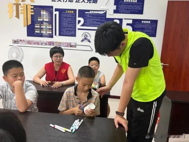 万柏林区南寒街道西华苑东社区: 学知惜时 巧手筑梦
 
为丰富辖区青少年暑期