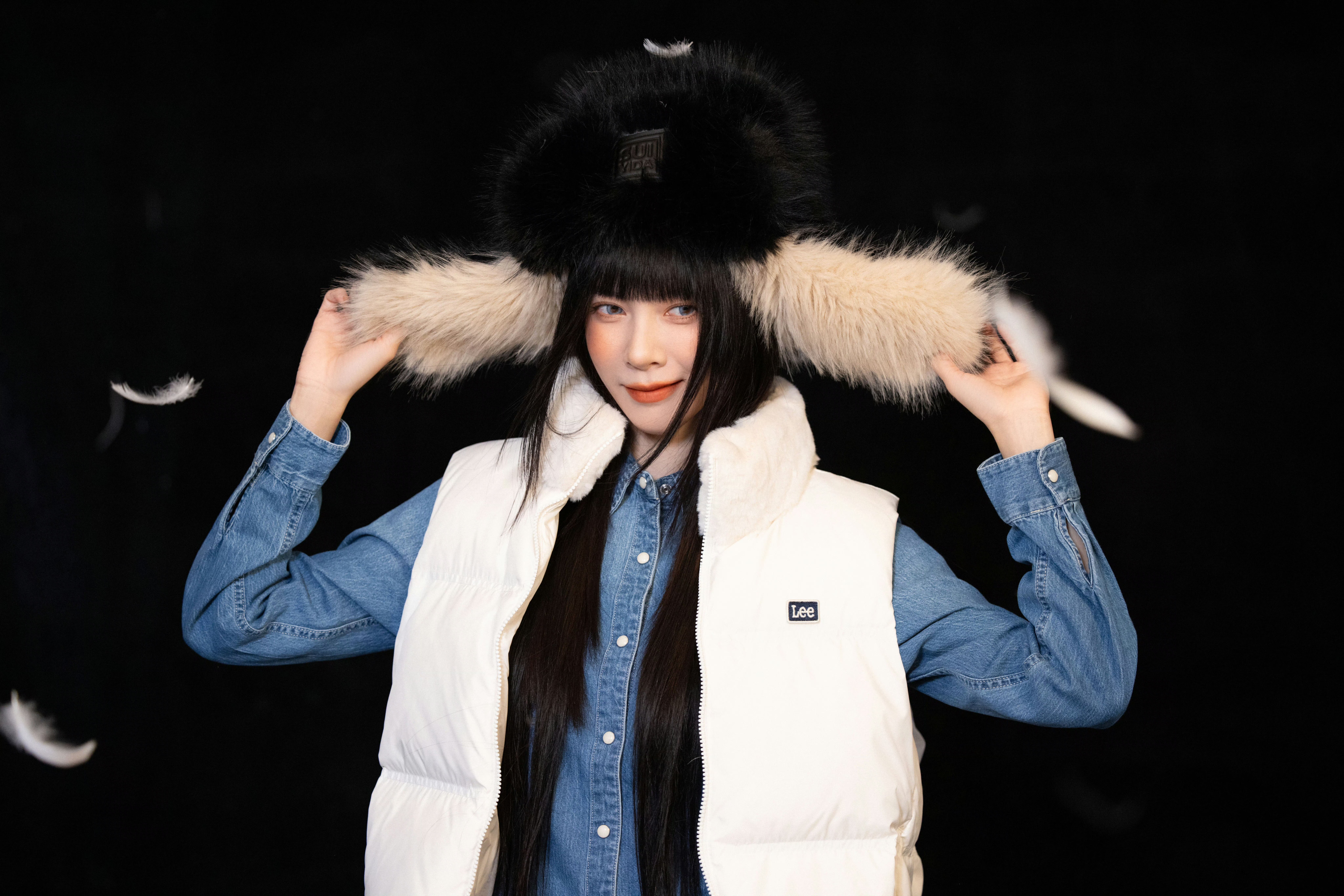 宋妍霏以后请都按这个标准来 宋妍霏十一月刊封面展现多元时尚魅力，黑长直造型呈现漫