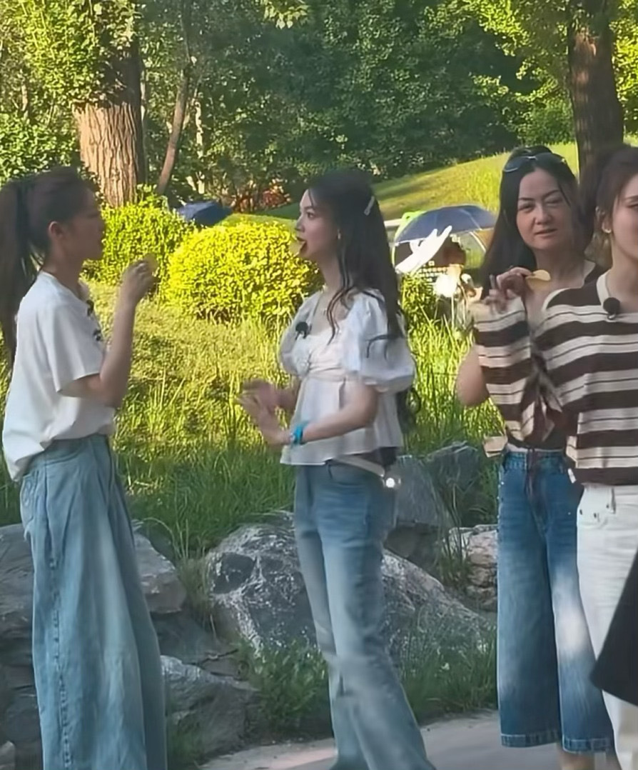 张月陈瑶我家那闺女路透今天真的是全世界都在偶遇她们既视感，期待节目快快播出～ 