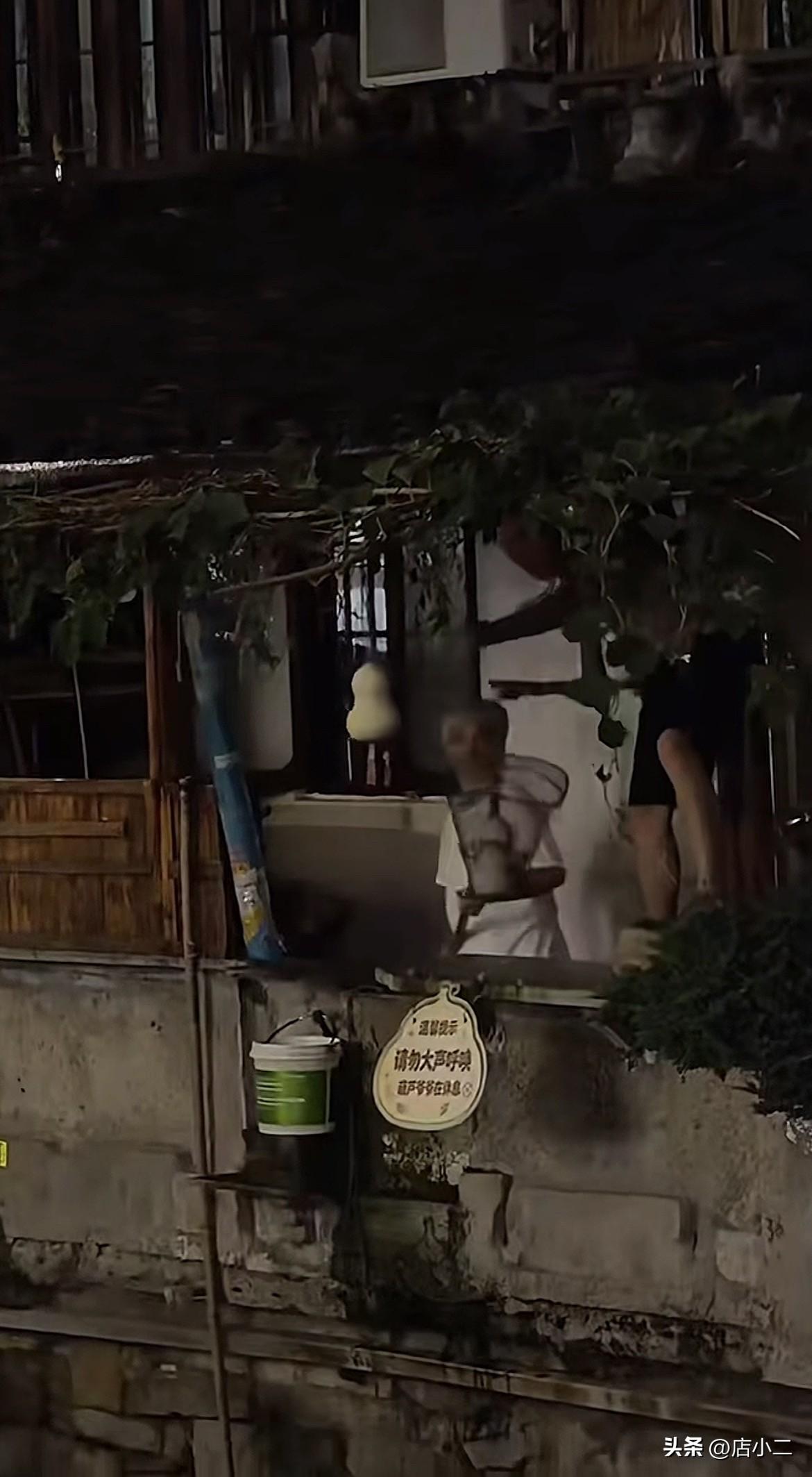 绍兴爆火的七个葫芦被爷爷连夜摘了，瓜藤前的牌子格外的显眼，请勿大声喧哗，葫芦爷爷