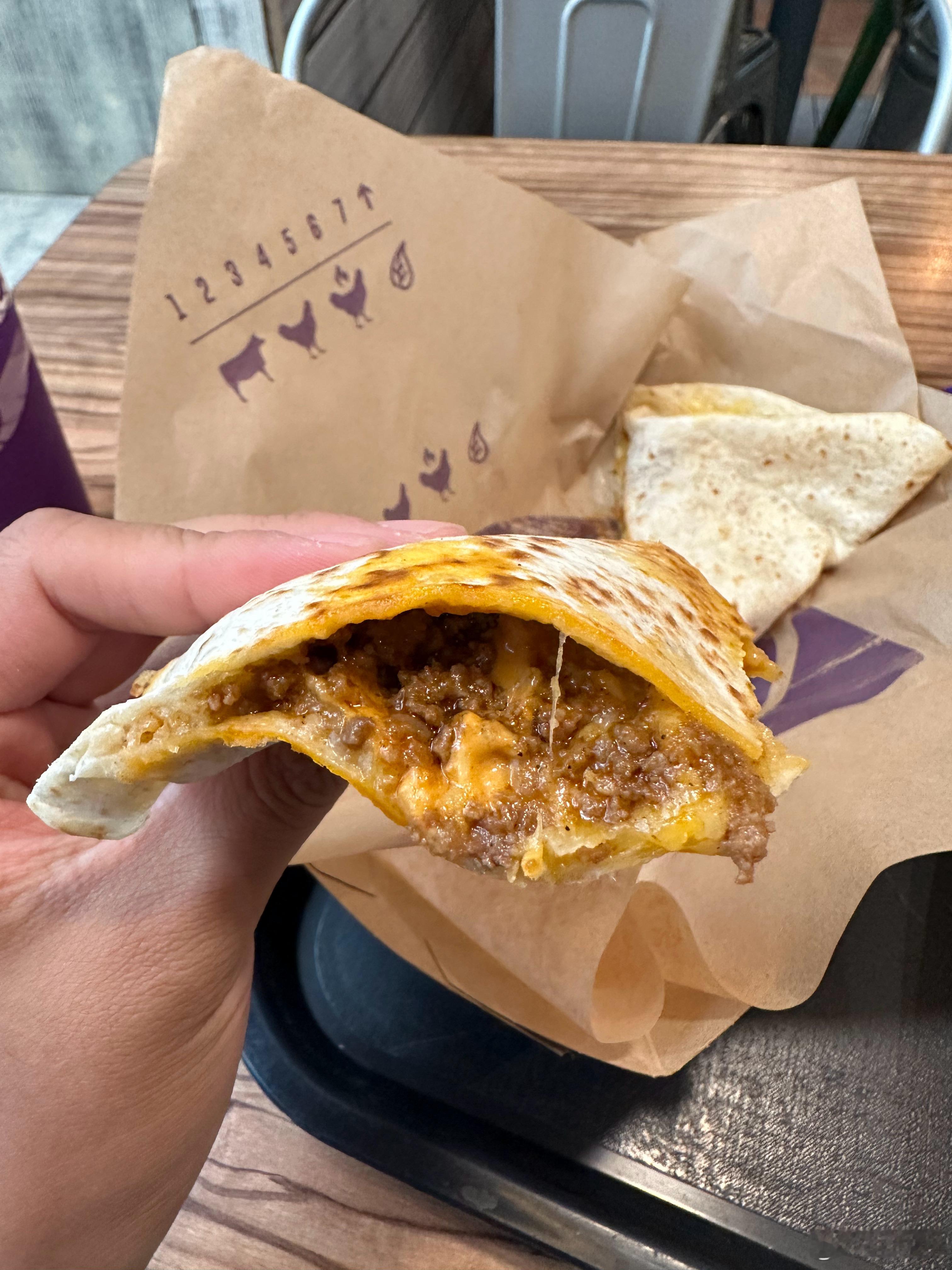 在萨拉格萨步行街吃了一顿墨西哥连锁快餐“Taco Bell”，味道竟然很好吃。这