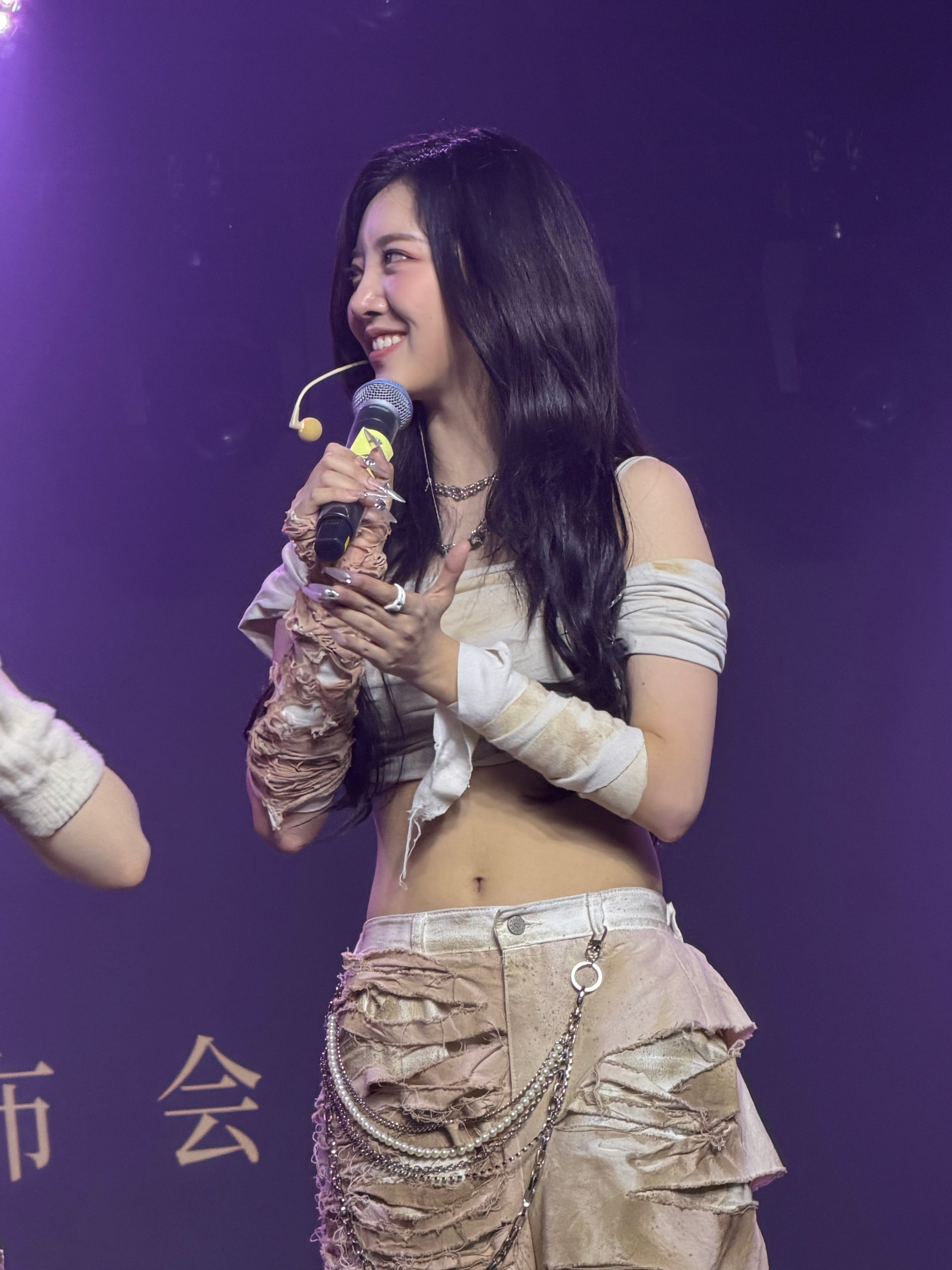 李芊语本人笑起来明媚又温柔，太美了 李芊语