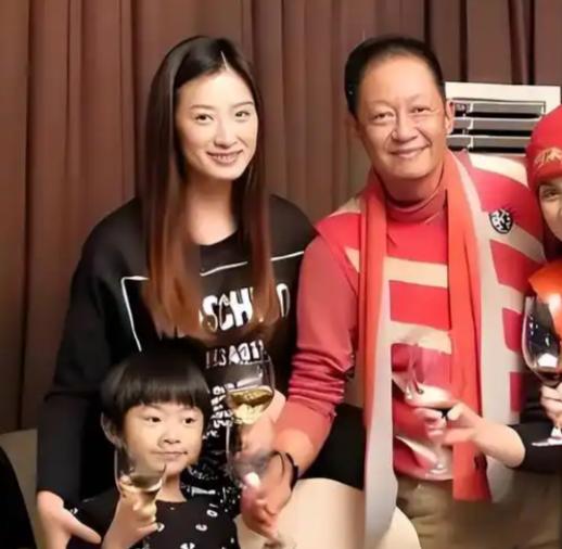 2008年，女富婆陈坚红迷上了王志文，她抛出一个无法拒绝的条件，“我五亿身家，年