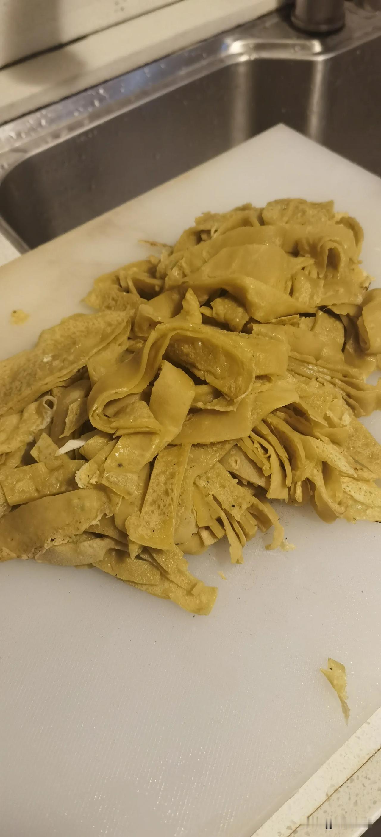 今天晚饭，在家手搓一份红薯粉，二大碗都让我吃下去了，有点撑。