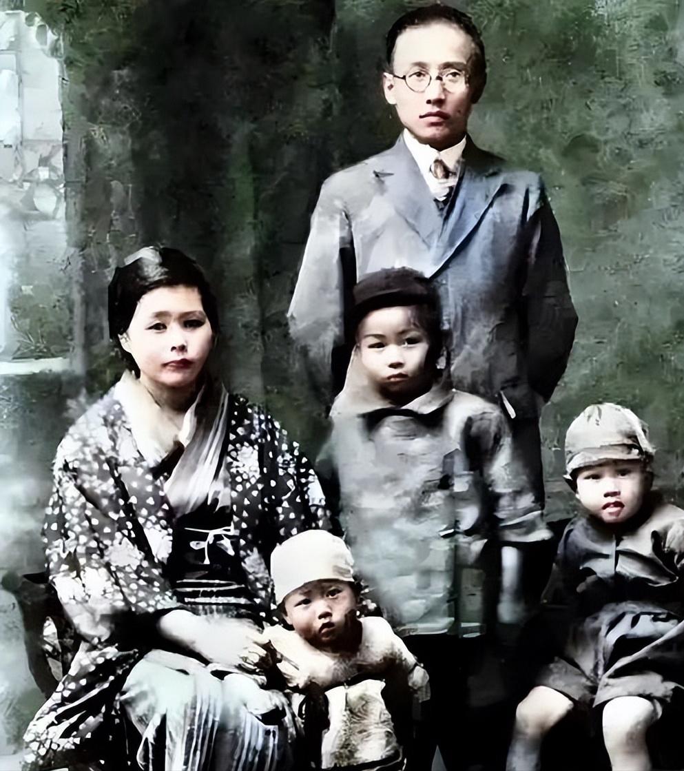 1978年，郭沫若在北京去世。最让人想不通的是，他在日本抛下的五个孩子，在佐藤富