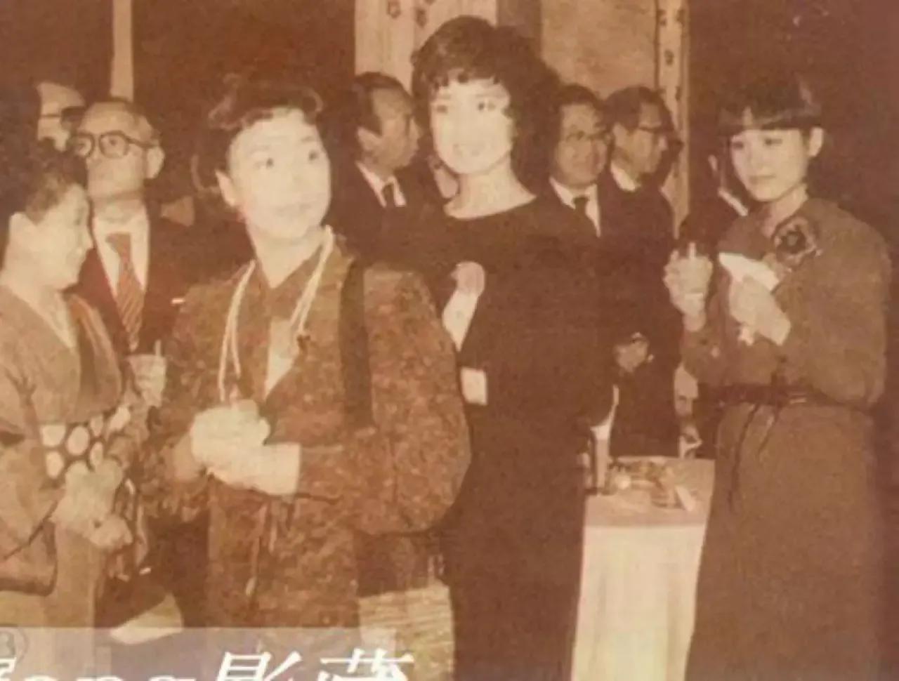 一样的出访，差不多时间，为啥刘晓庆和张金玲待遇完全不一样？
张金玲说去日本上面给