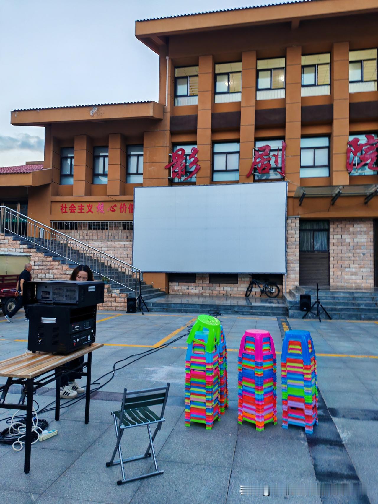 太白县政府也是很用心了。

这几天，晚上没有组织文艺汇演，可是，他们每天晚上在老