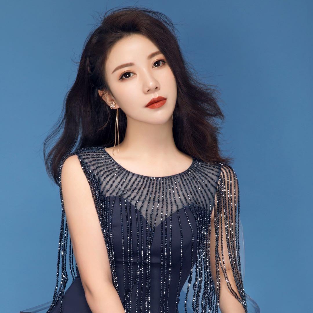 金莎说：“我最大的烦恼就是我一天能胖两斤，五天就胖十斤。我根本不能吃饱，我的吸收