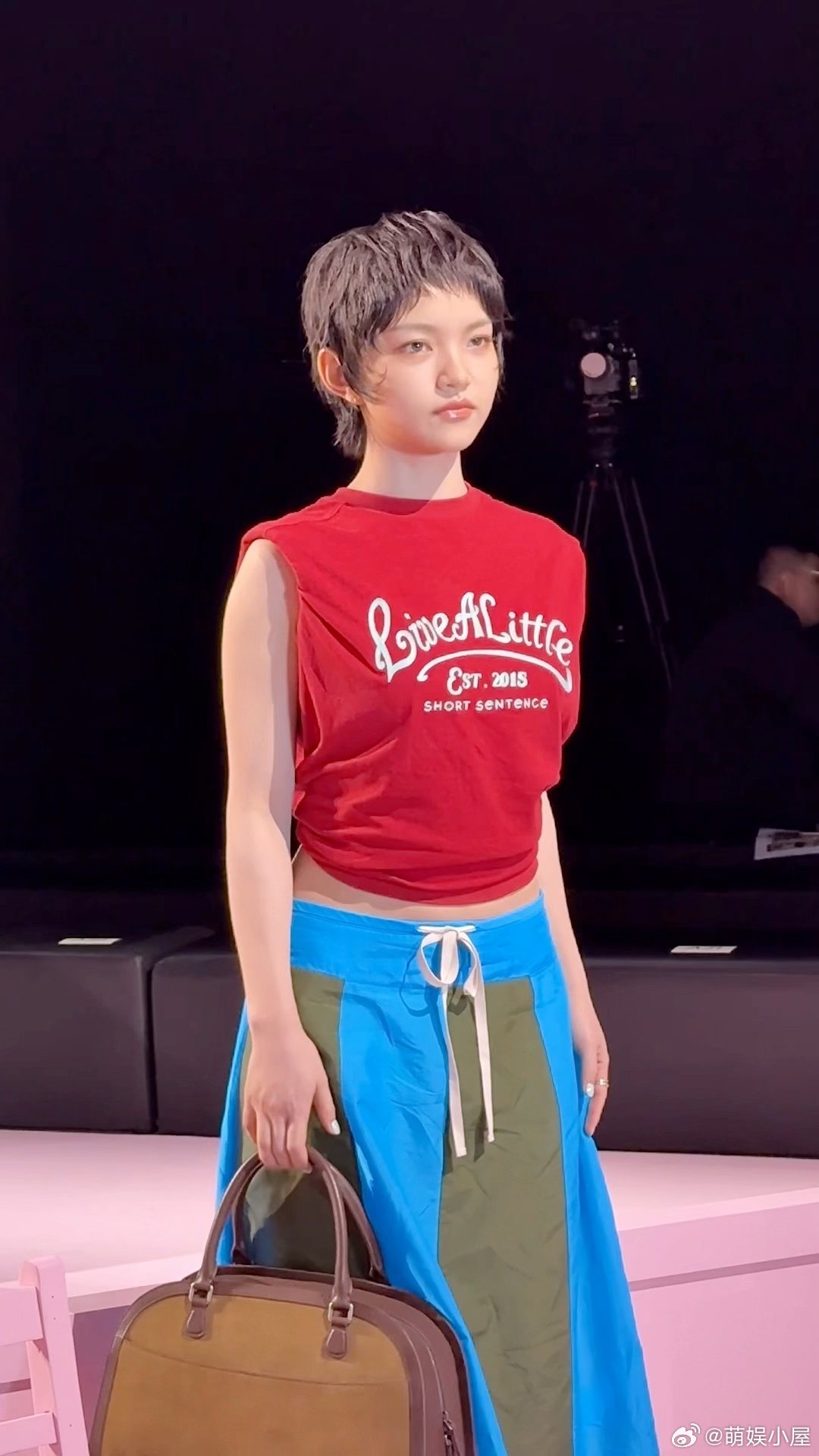 兰西雅的腰 上帝到底给兰西雅关了哪扇窗啊？腰细得恰到好处，线条流畅又有力量感，天