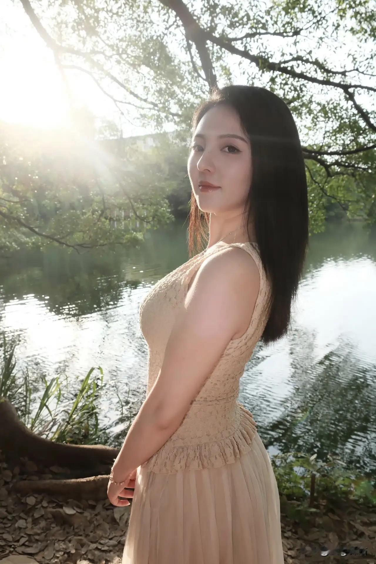 阳光穿过老枝的掌纹
在湖面铺开细碎的金
她提着裙角站在风里
像一朵刚被光吻过的云