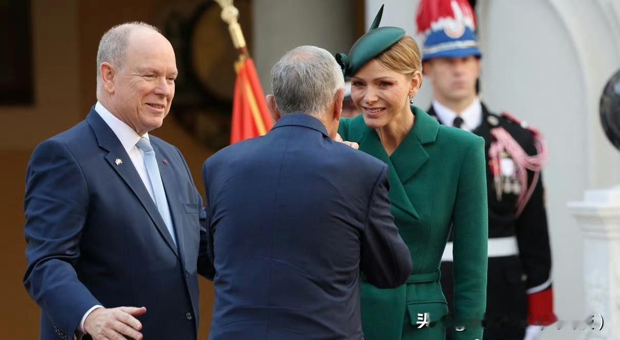 迎接葡萄牙的访问，夏琳的绿色连衣裙配黑色大衣好评！后来又换了一双高跟鞋！