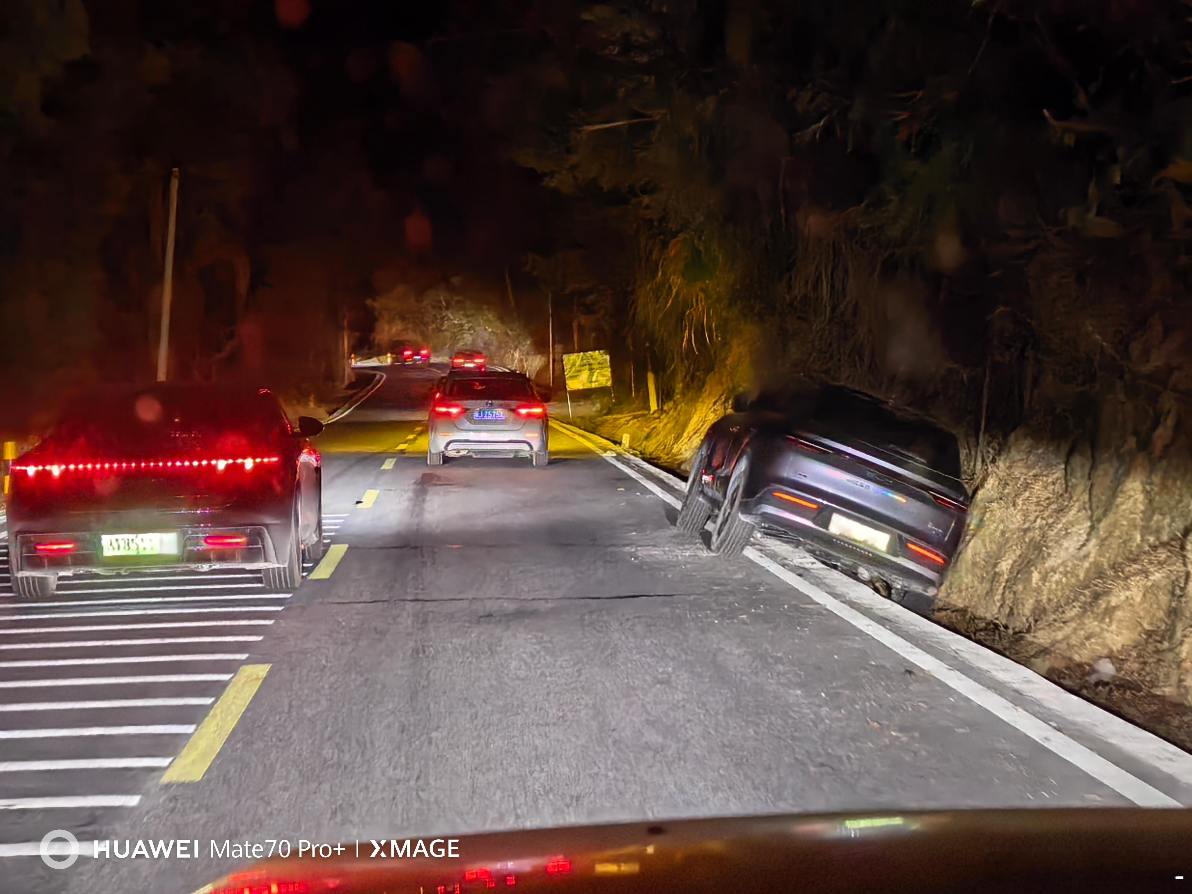 昨晚遇到一台车，掉沟里了。本来想救援一下。但是考虑到大家都着急回家，车流量非常大