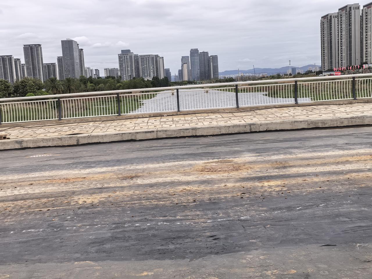 从悦满欣城东三环昌宏西路到巫家坝路这个跨五甲河的这条路路基完工了，就差连接巫家坝