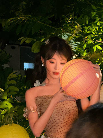 祝绪丹是住在童话书里的精灵祝绪丹灵动精灵妆淡妆裹着她像沾了露水，小鹿眼望过来，祝