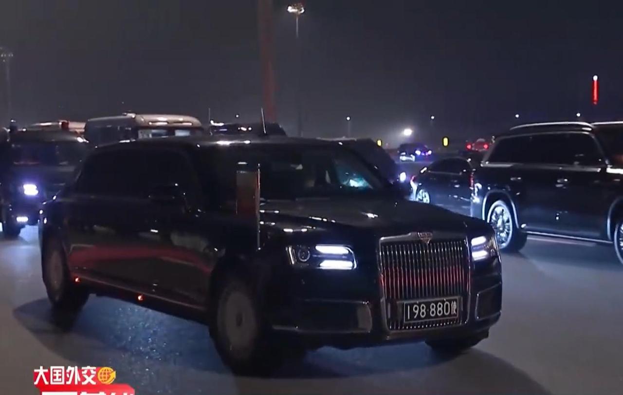 通常去其他国家访问时，普京专车挂莫斯科牌照，但这次极为罕见挂上俄罗斯驻华大使馆车