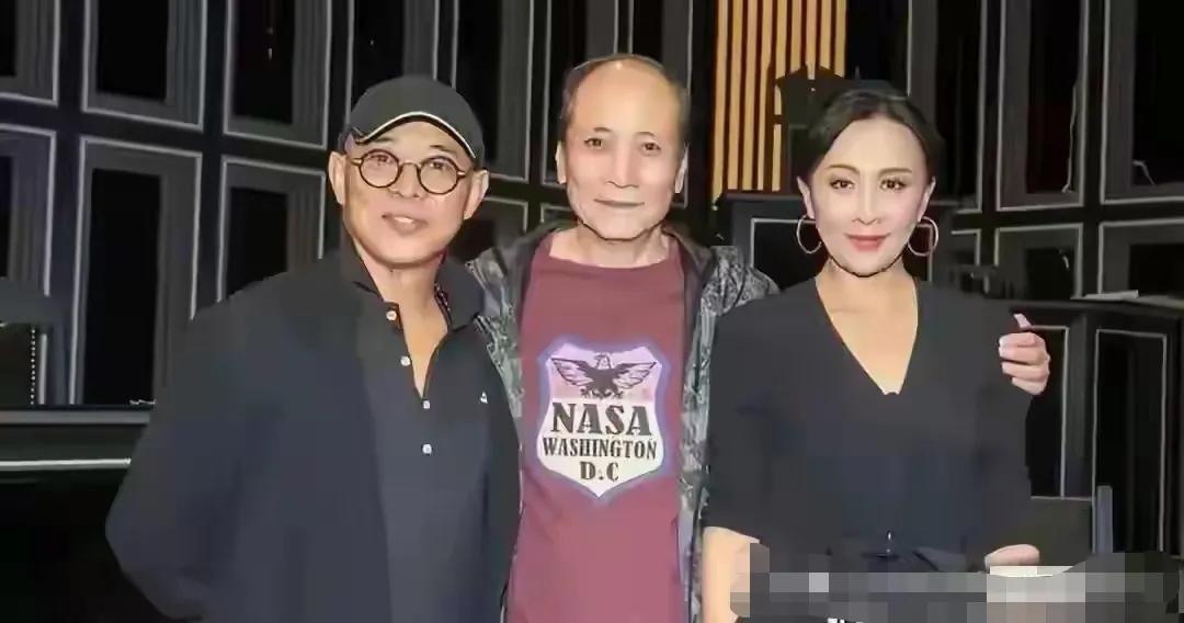 李连杰和岳父在一起的情景，一家人其乐融融，温馨幸福，充满着美好的家庭氛围，让人真