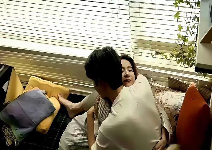 “彭冠英把刘亦菲抱得死紧，镜头一转，两人胸口之间塞着一只灰色抱枕。”上周流出的《