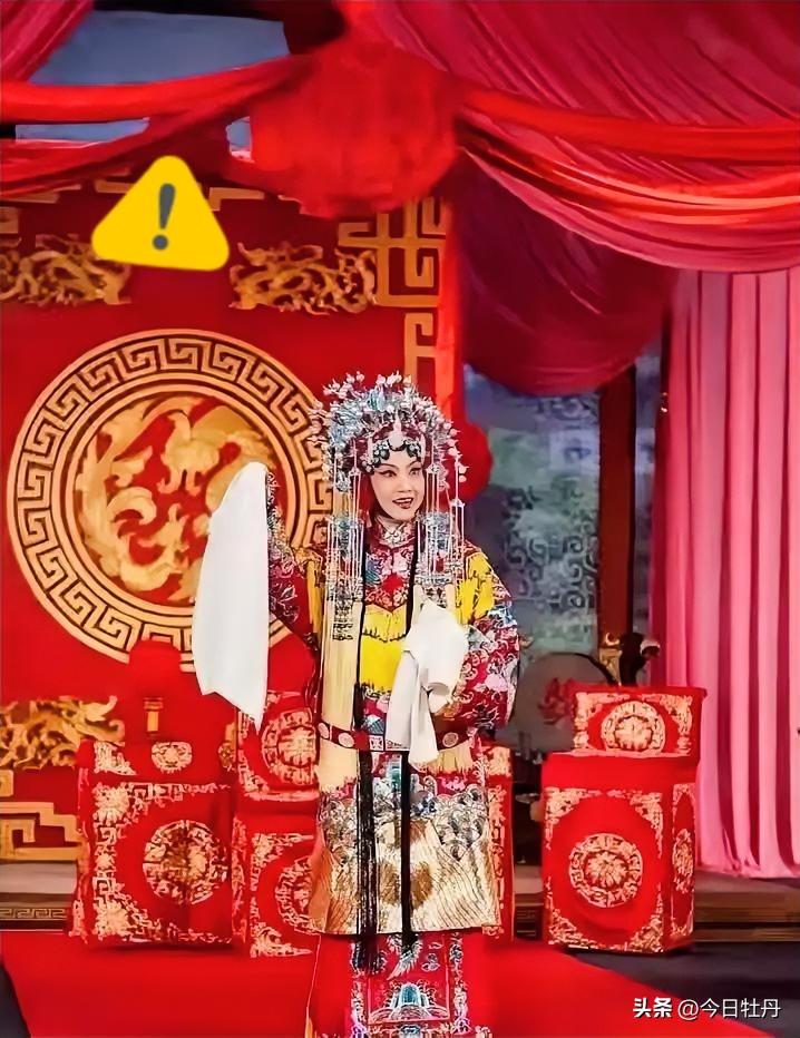 随着京剧大家李维康去世，
最坐不住的人，不是相伴一生的耿其昌，
也不是她家里的亲