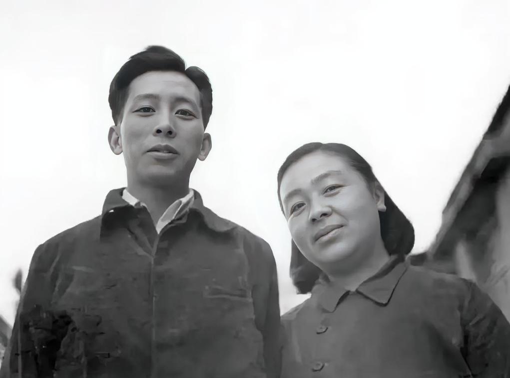 1937年，33岁女作家丁玲爱上20岁的下属陈明。陈明嫌她太老，情急之下娶了一个