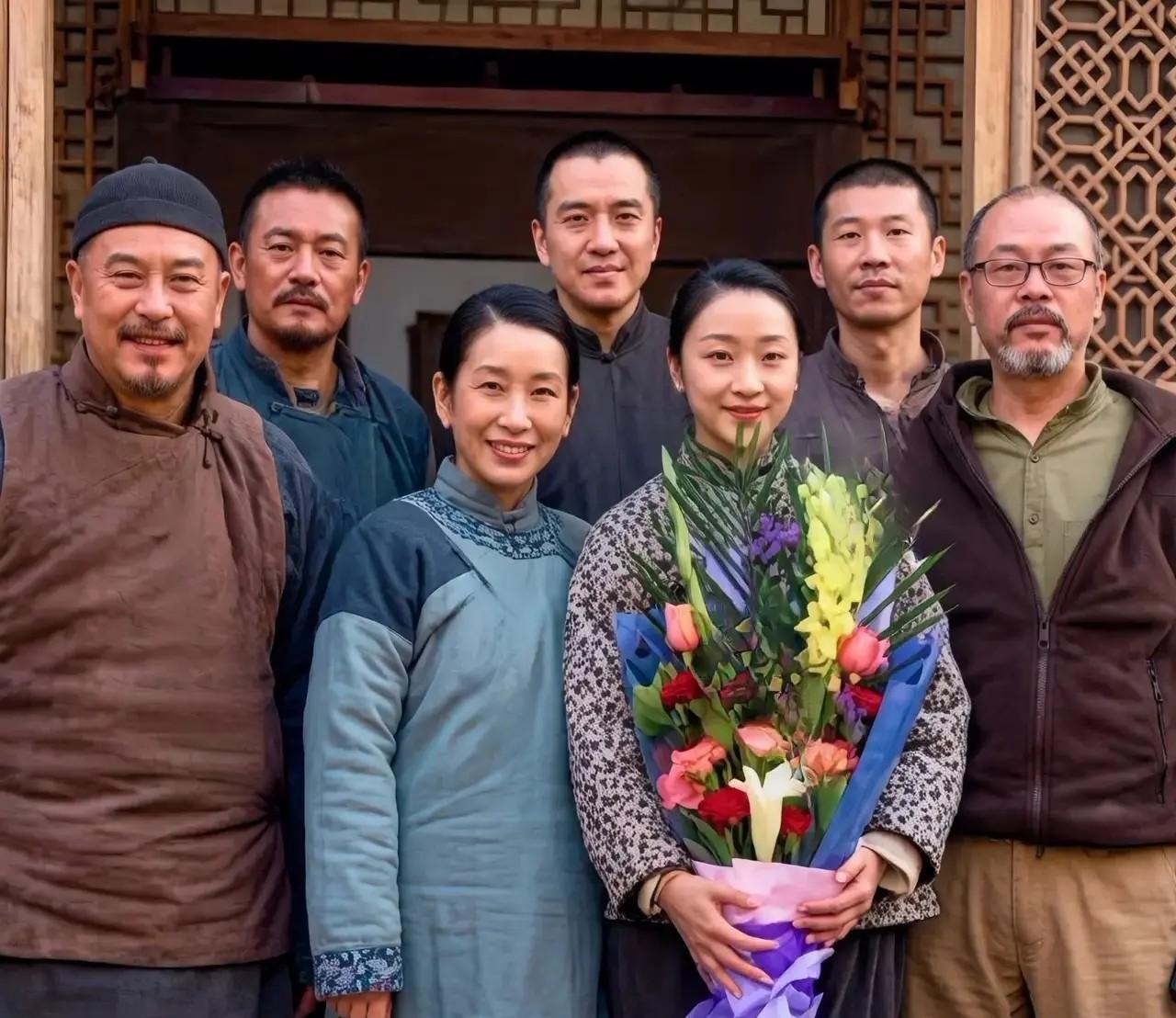 一张白鹿原剧组合影，有张嘉译，秦海璐，王骁，张瑶，后排左二，左三和右一三位你能猜