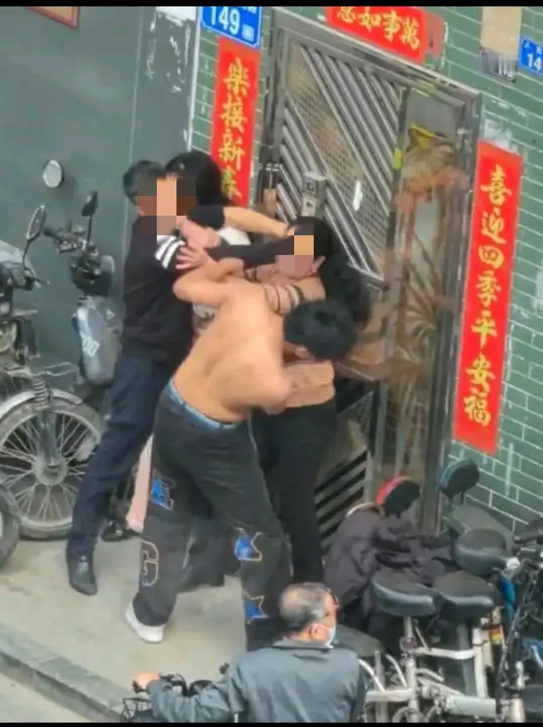 欠着20万外债，全职在家带娃的她居然还想着买洗碗机，真是让人无语。

她老公一个