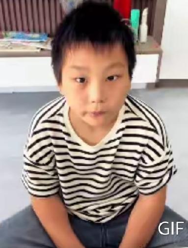 太牛了，这小男孩火了！”水杯漏水把语文书泡了个透，怕挨骂的他不哭不闹，8岁的孩子