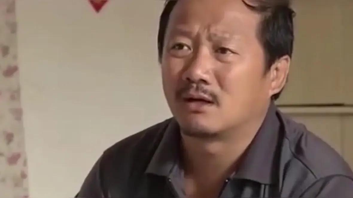 在《乡村爱情》的一幕中，谢广坤因家庭琐事与谢永强发生争执。情绪激动的谢广坤猛地一