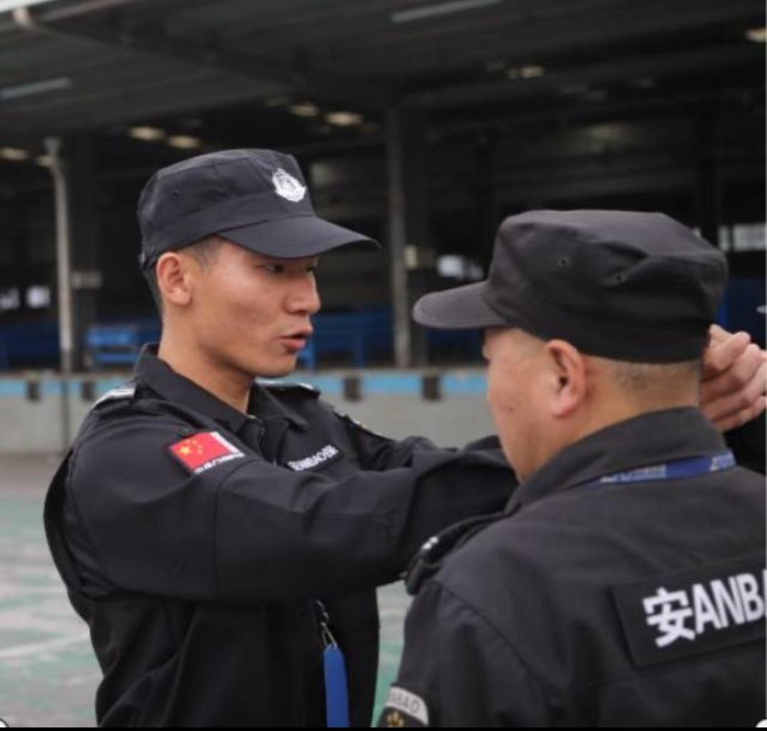 我们这儿有一个干了好几年的老保安，最近可能觉得自己干久了，有资历了，有点飘了。工