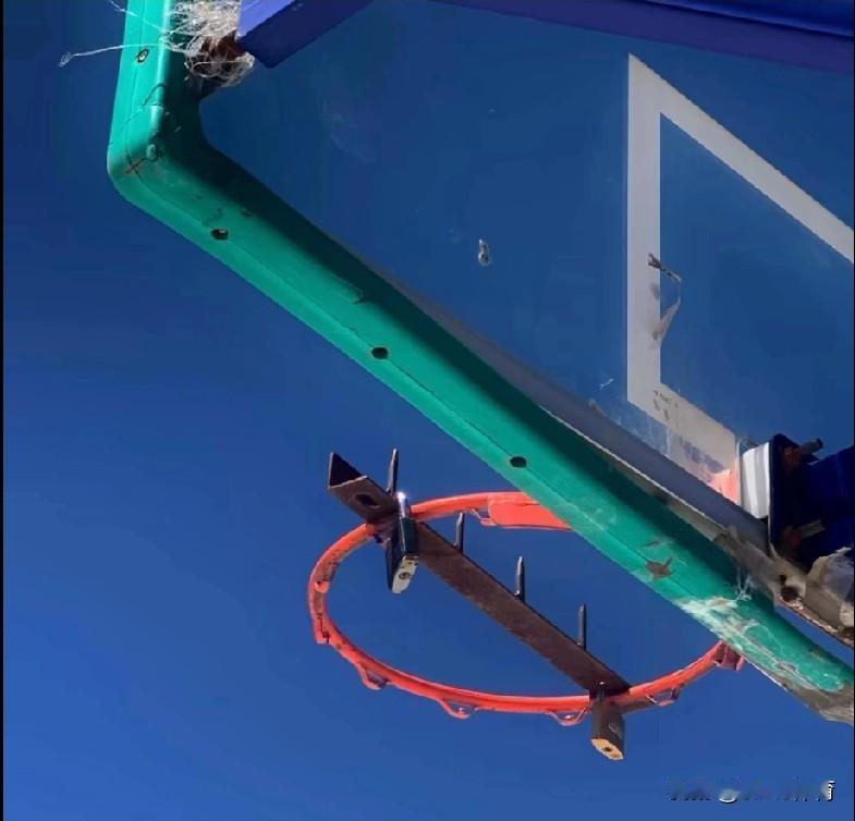 《投不进球的篮筐》