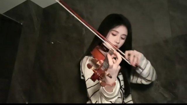 鞠婧祎全能艺人 全能艺人鞠婧祎会的才艺有：拉小提琴 弹钢琴  琵琶  古筝  跳