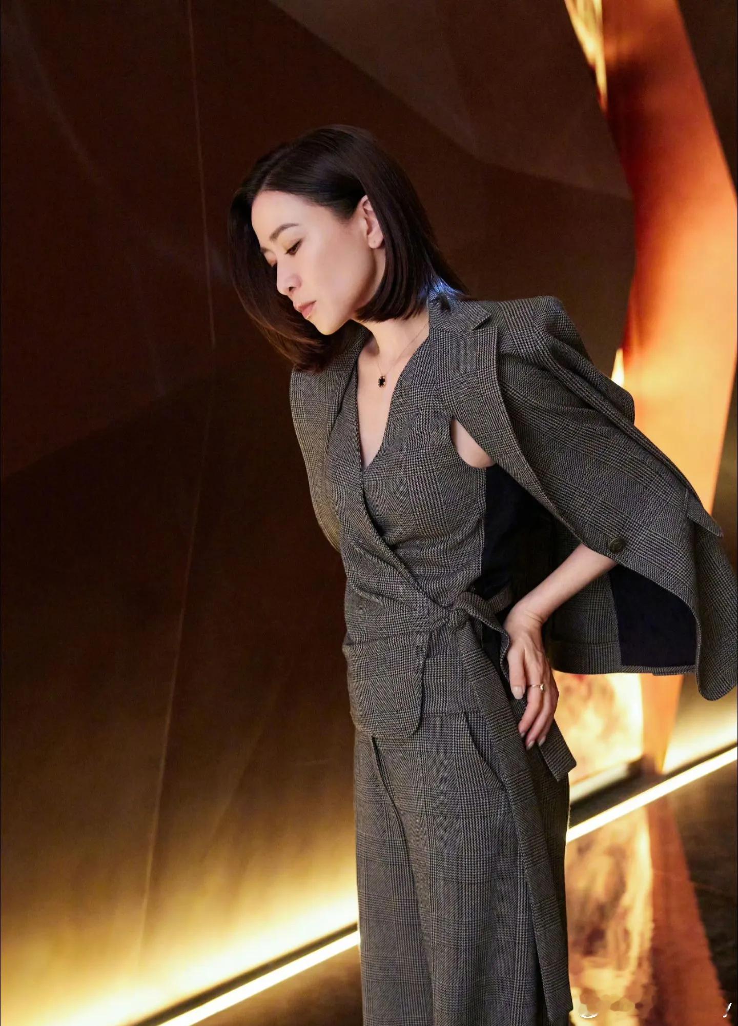 佘诗曼公布遗嘱细节咱就是说这个词条是不是用的不太好。只是一个采访，谈了一些生活方