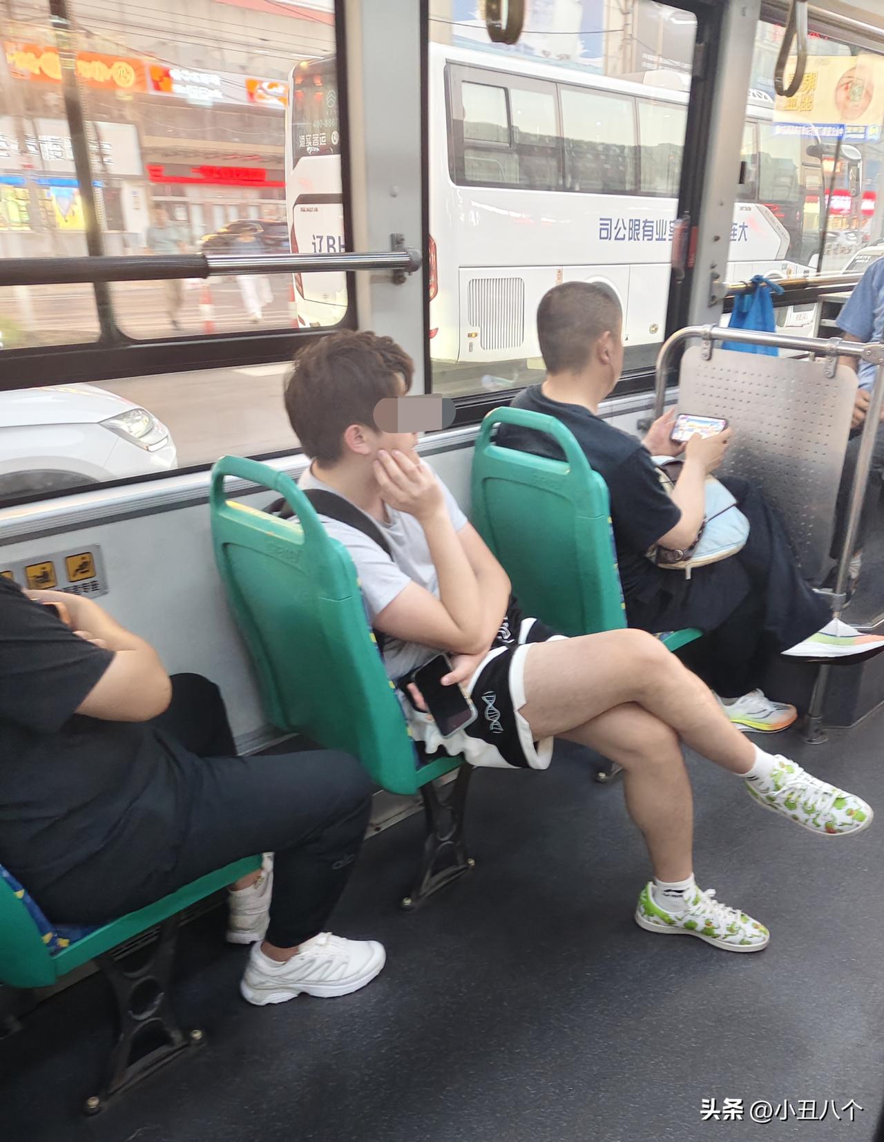 规矩这东西有些人根本不懂，这样的坐姿经常有人这样，能从兴工街到马栏广场下车人家保