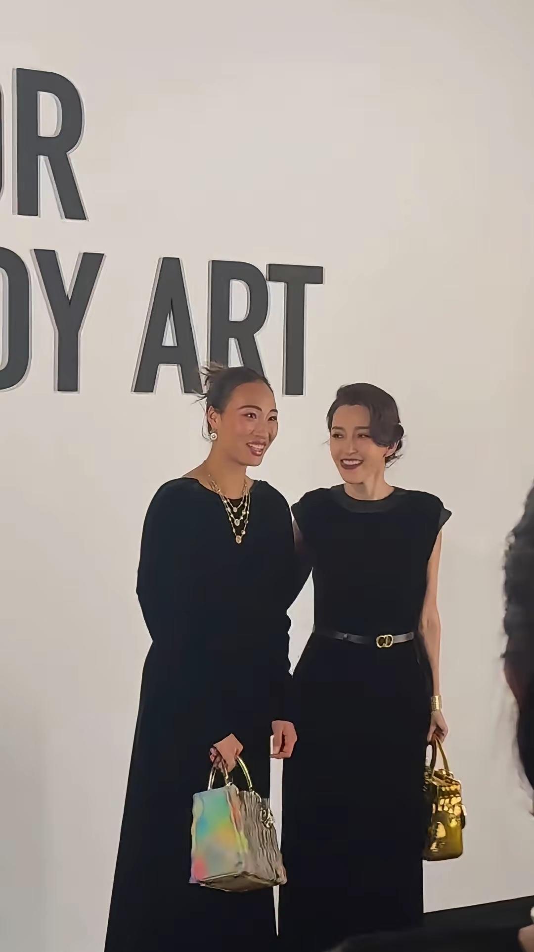 宣布退赛之后迅即出现在秀场，你品，这其中想要表达什么。