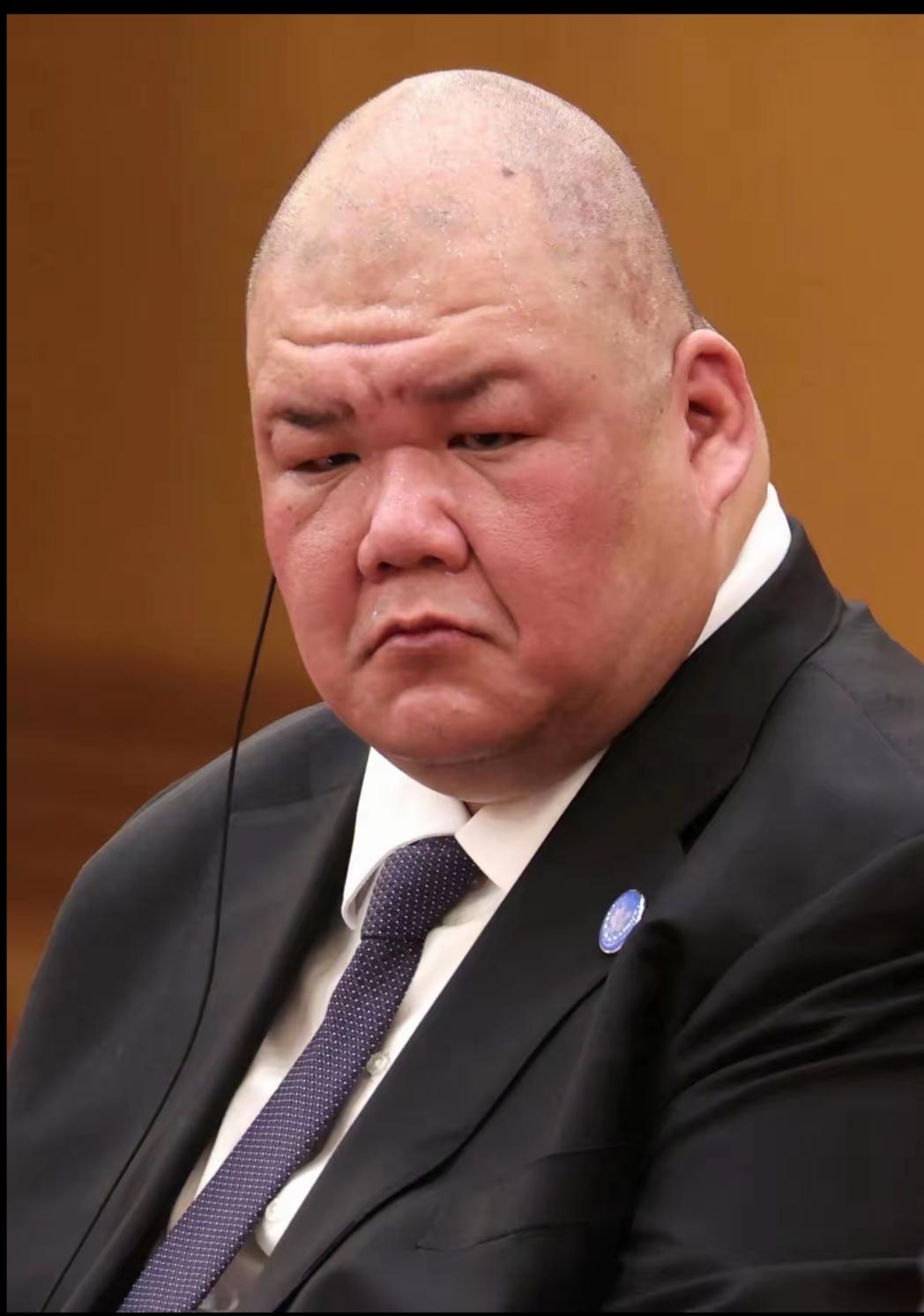 从外表看，这哥们五大三粗，一脸严肃，像个武将，可人家偏偏不是，他是白宫通讯联络办
