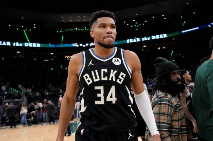 根据著名NBA记者Shams的报道，消息人士说，雄鹿队已经正式接受有关字母哥的交