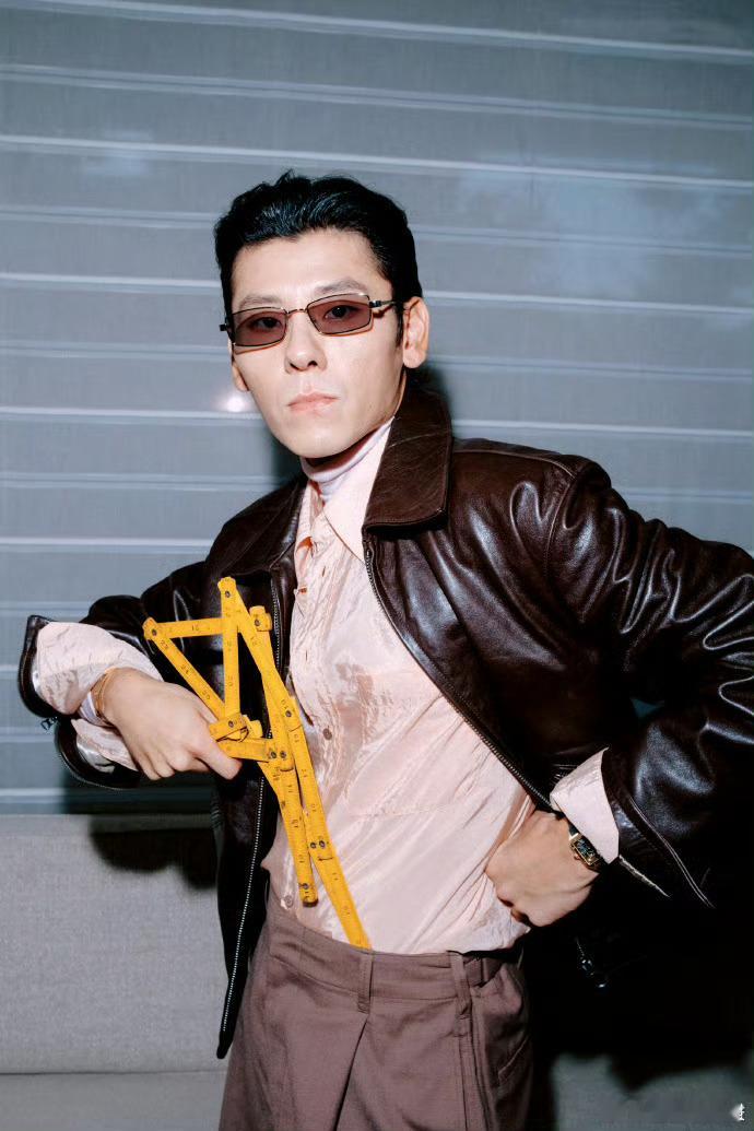 蒋奇明肤色和衣服可以消消乐了蒋奇明去VOGUE盛典了 蒋奇明VOGUE盛典造型好