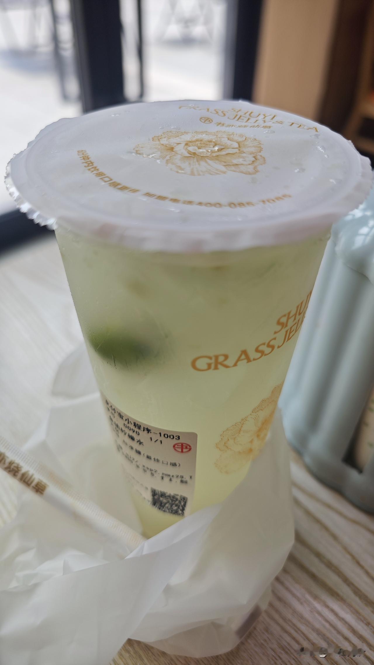 蜜雪搞了柠檬水火老人之后，几乎所有奶茶店都有自己的柠檬水，而在喝过好几家之后，个