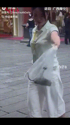 “太厉害了！”广西南宁的一家服装店里突然蹿进一只大老鼠，女店员看到后没有吓得跑开